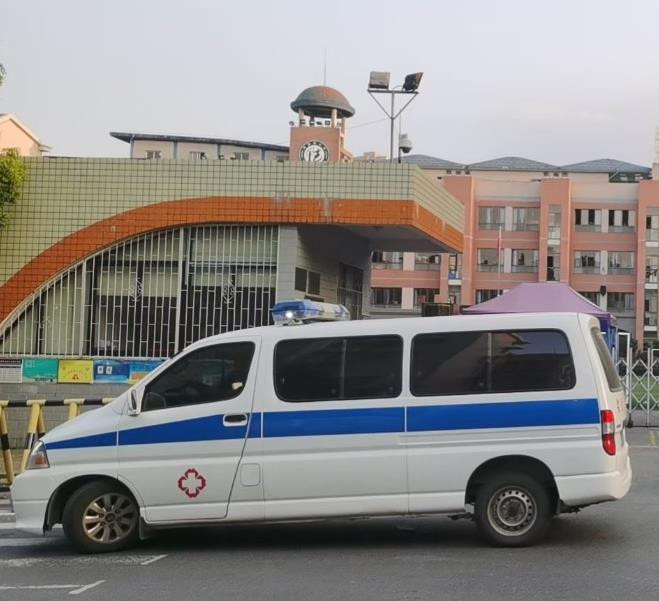 开阳救护车出租护送骨折病人一公里多少钱